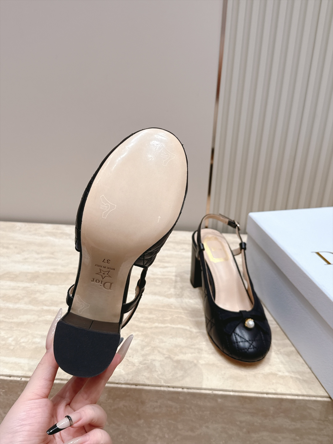 Dior 迪奥 26ss早秋系列 新款织带珍珠蝴蝶结中跟单鞋凉鞋 以品牌经典标志性的字母织带装饰打造,搭配同色系的皮质鞋 Dior 迪奥 26ss早秋系列 新款织带珍珠蝴蝶结中跟单鞋凉鞋 以品牌经典标志性的字母织带装饰打造,搭配同色系的皮质鞋