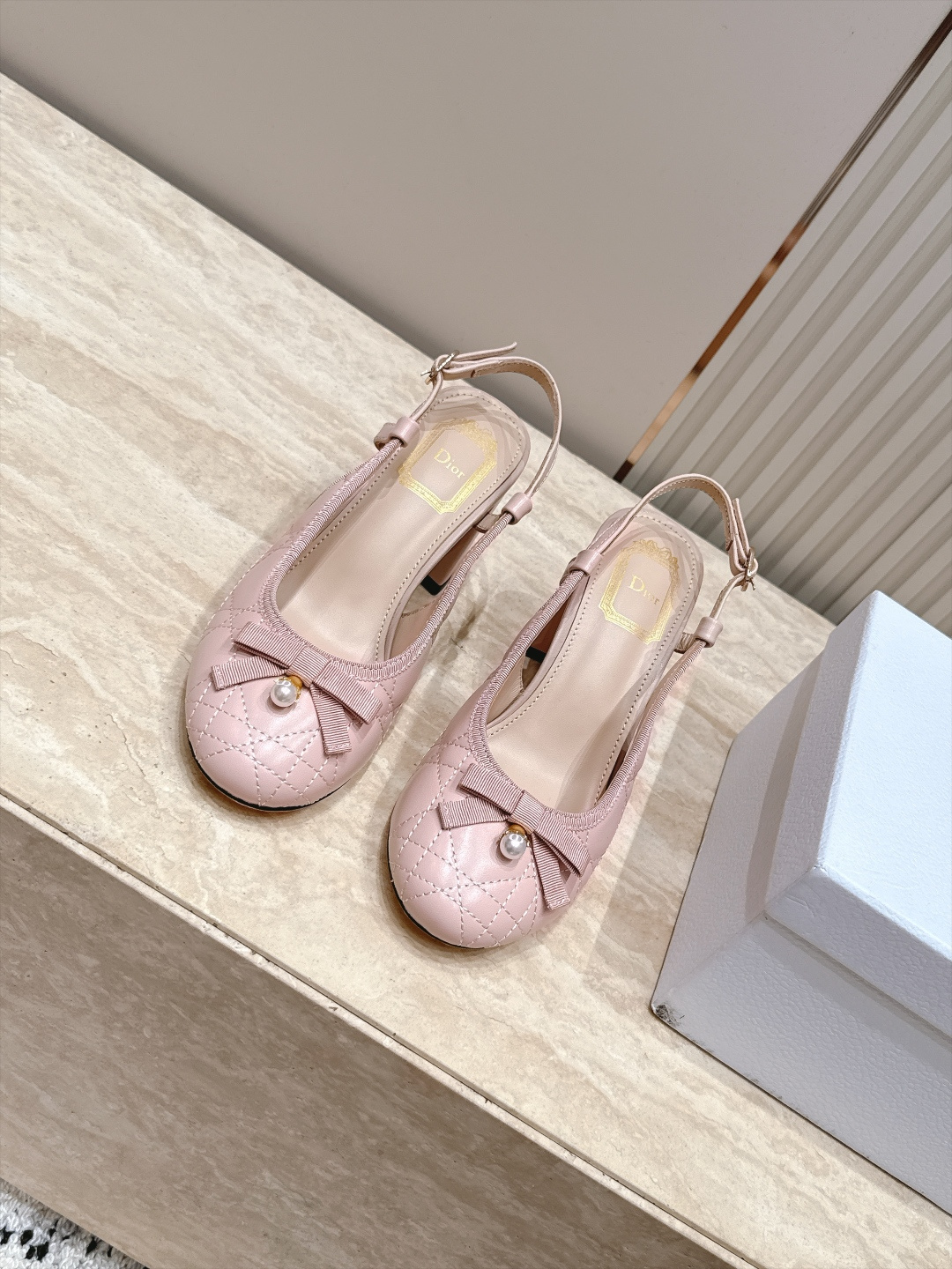 Dior 迪奥 26ss早秋系列 新款织带珍珠蝴蝶结中跟单鞋凉鞋 以品牌经典标志性的字母织带装饰打造，搭配同色系的皮质鞋