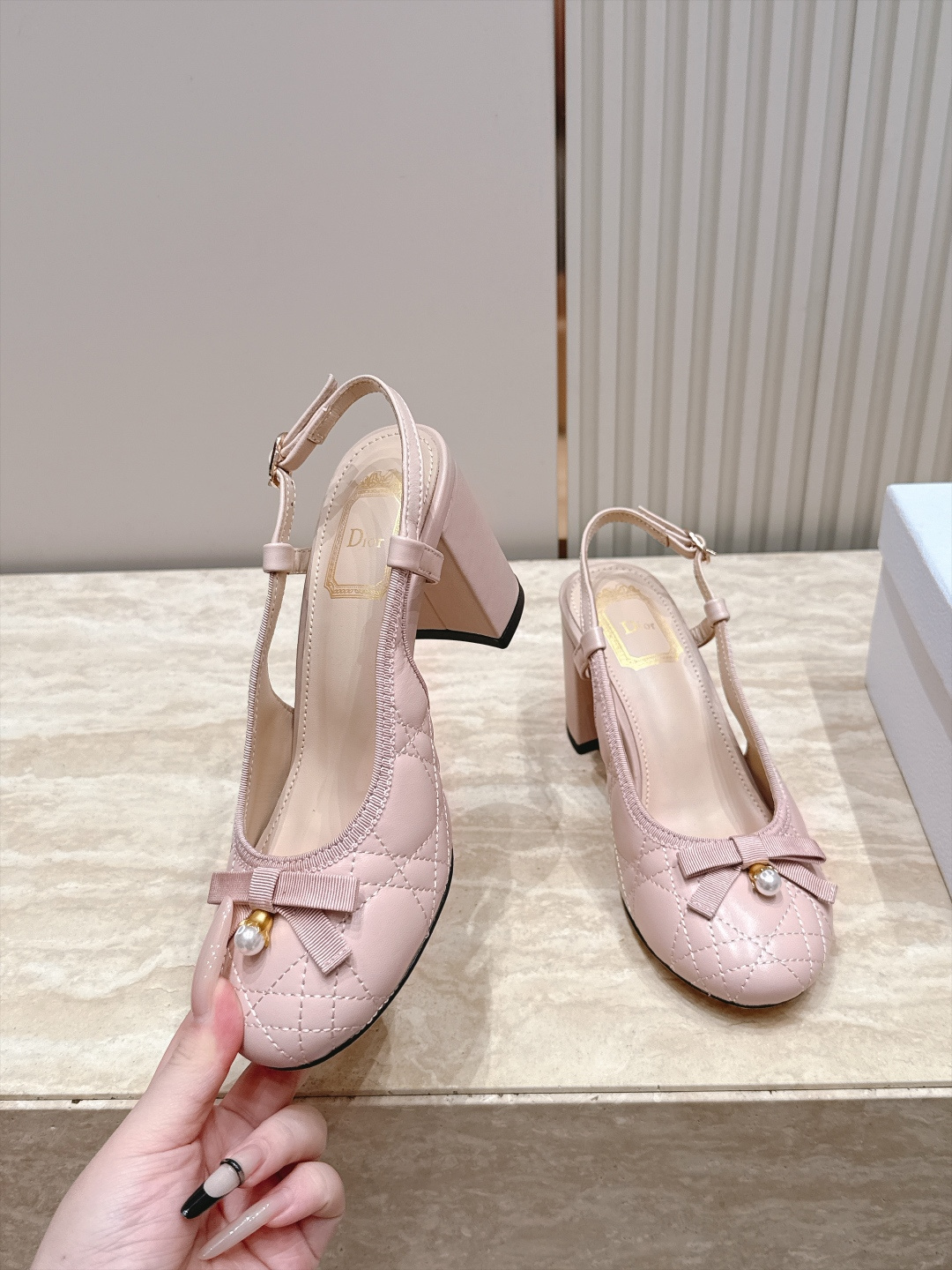 Dior 迪奥 26ss早秋系列 新款织带珍珠蝴蝶结中跟单鞋凉鞋 以品牌经典标志性的字母织带装饰打造，搭配同色系的皮质鞋