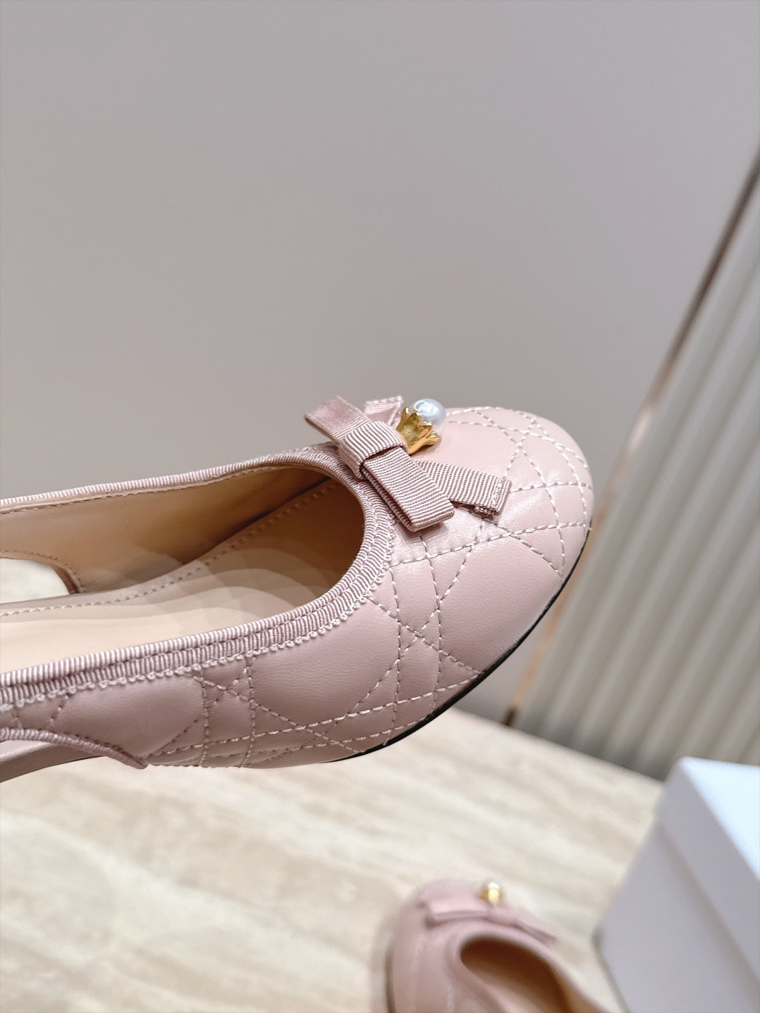 Dior 迪奥 26ss早秋系列 新款织带珍珠蝴蝶结中跟单鞋凉鞋 以品牌经典标志性的字母织带装饰打造，搭配同色系的皮质鞋