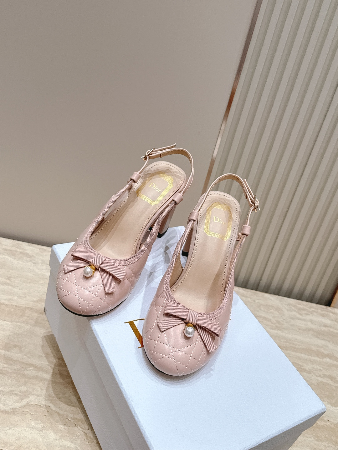Dior 迪奥 26ss早秋系列 新款织带珍珠蝴蝶结中跟单鞋凉鞋 以品牌经典标志性的字母织带装饰打造，搭配同色系的皮质鞋