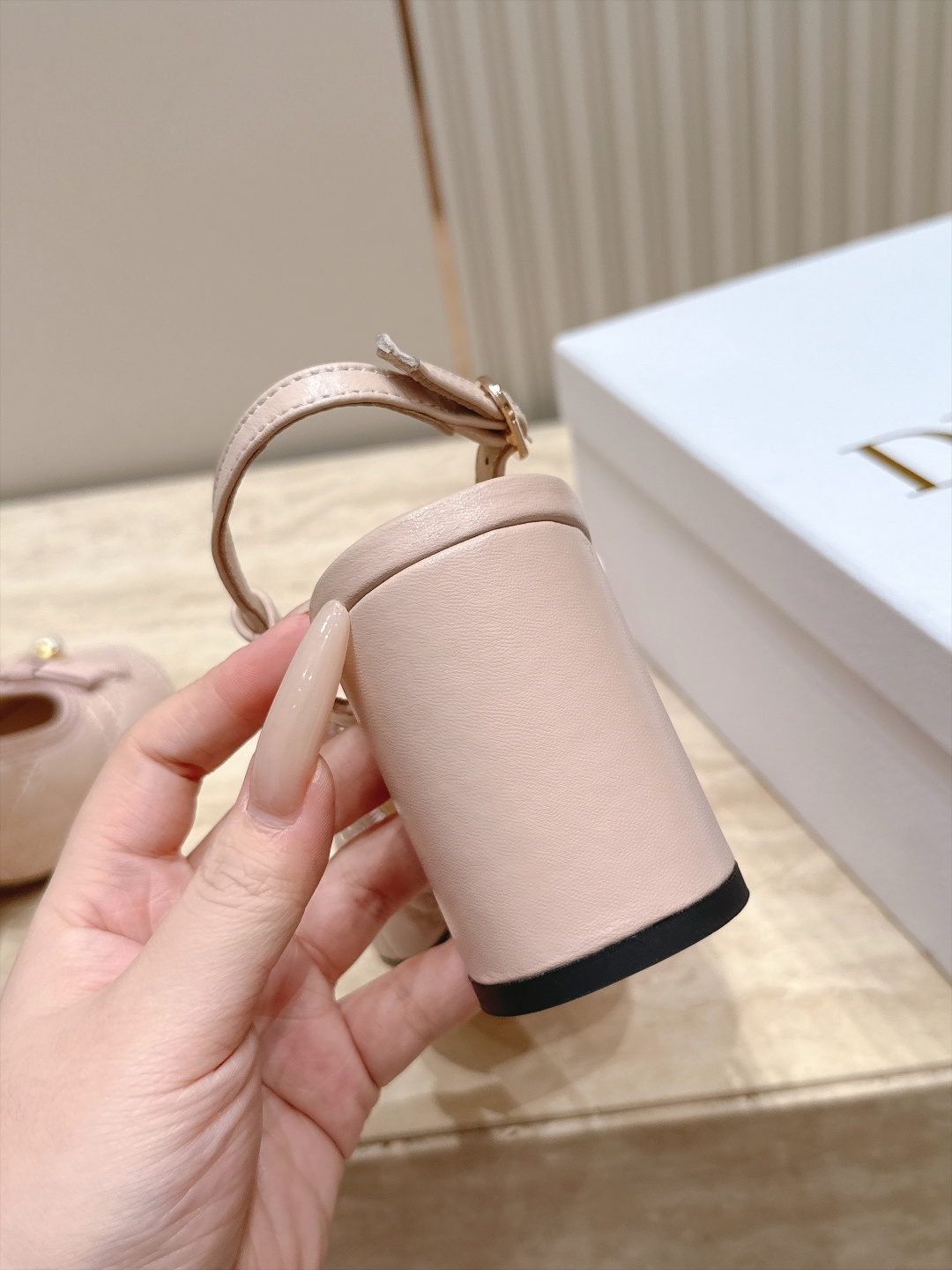 Dior 迪奥 26ss早秋系列 新款织带珍珠蝴蝶结中跟单鞋凉鞋 以品牌经典标志性的字母织带装饰打造，搭配同色系的皮质鞋