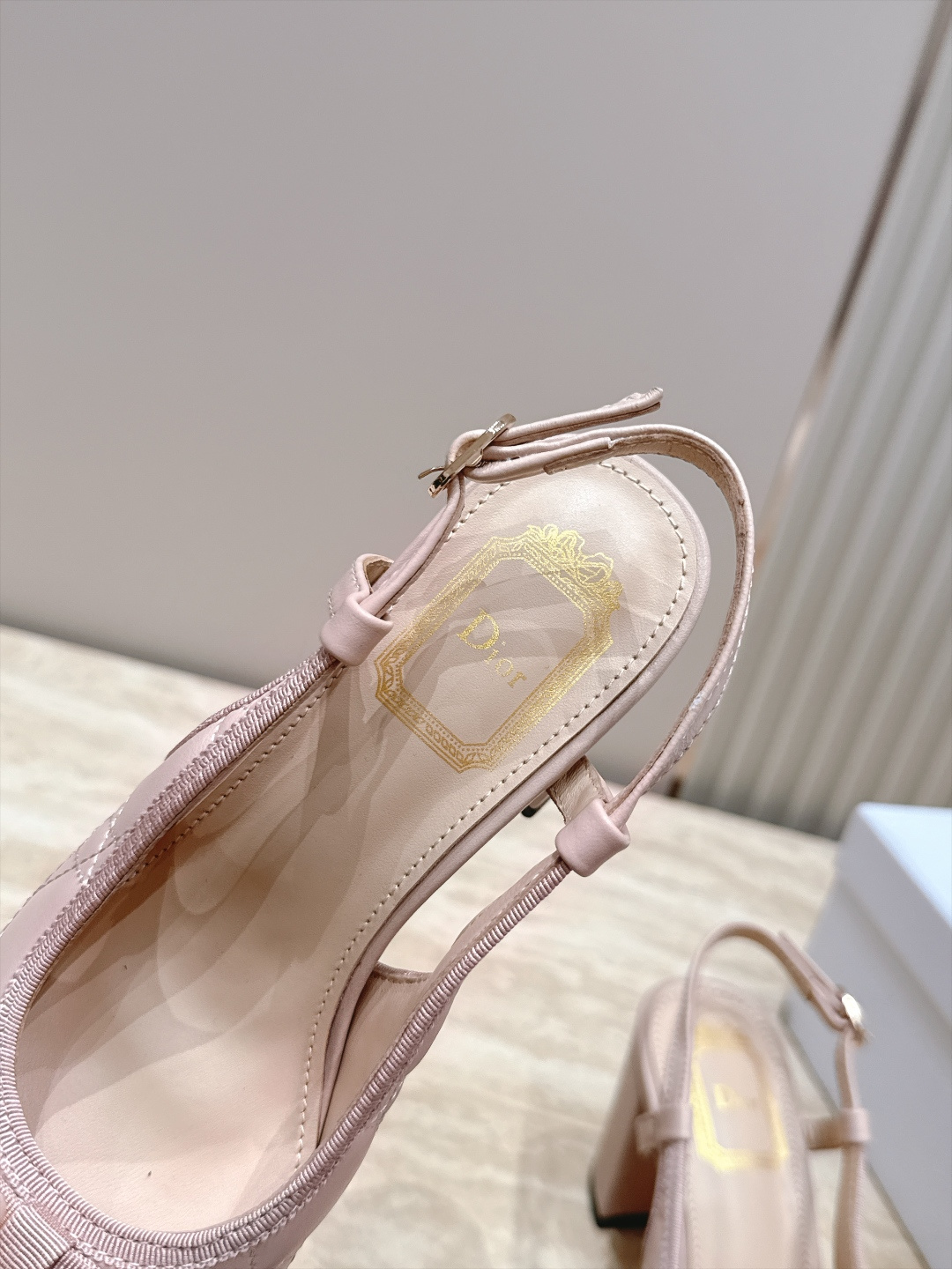 Dior 迪奥 26ss早秋系列 新款织带珍珠蝴蝶结中跟单鞋凉鞋 以品牌经典标志性的字母织带装饰打造，搭配同色系的皮质鞋