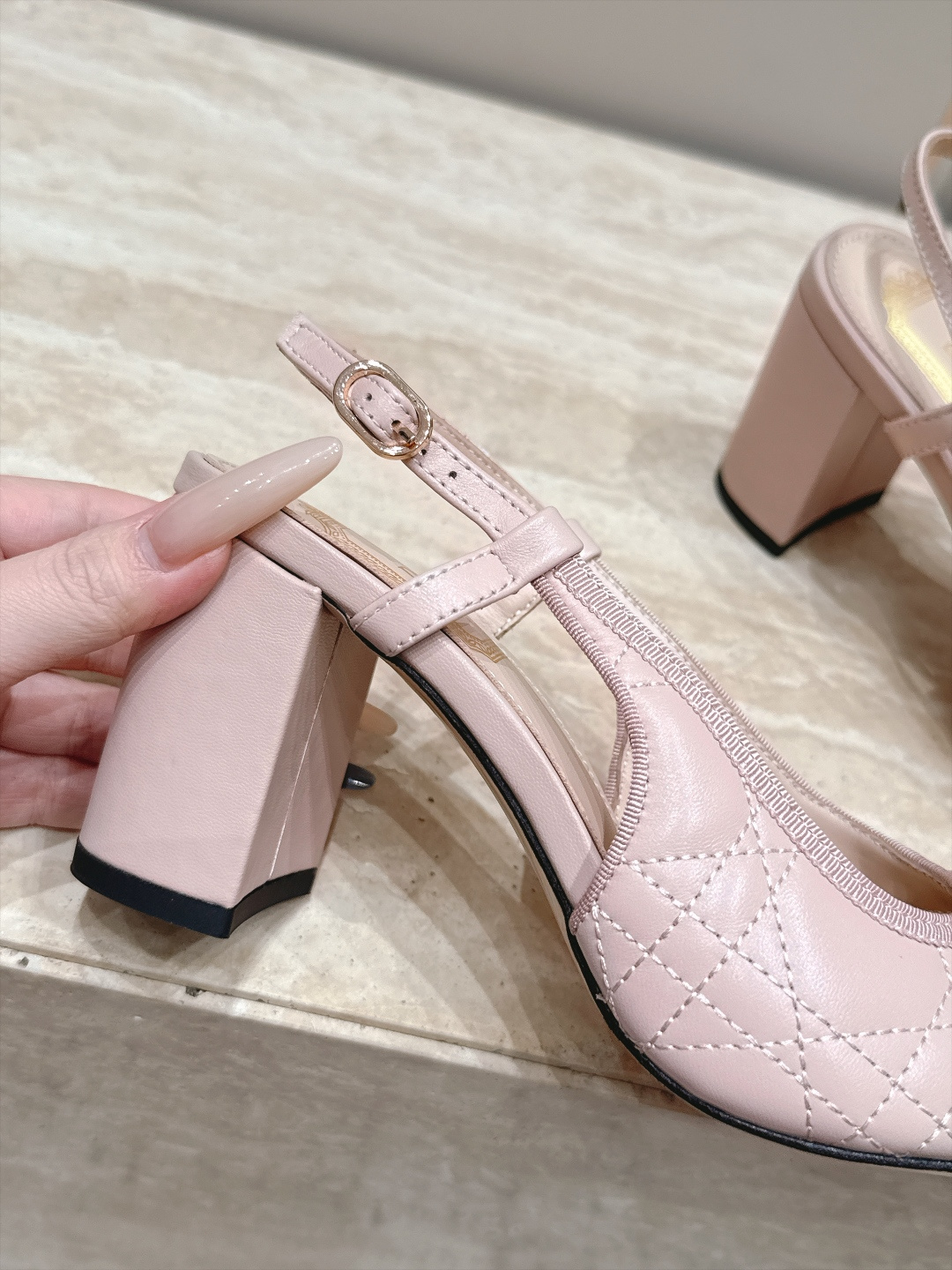 Dior 迪奥 26ss早秋系列 新款织带珍珠蝴蝶结中跟单鞋凉鞋 以品牌经典标志性的字母织带装饰打造，搭配同色系的皮质鞋