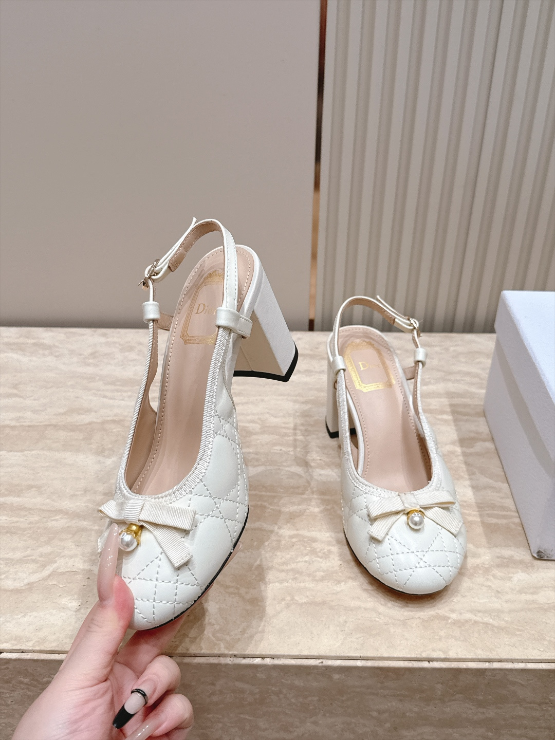 Dior 迪奥 26ss早秋系列 新款织带珍珠蝴蝶结中跟单鞋凉鞋 以品牌经典标志性的字母织带装饰打造,搭配同色系的皮质鞋 Dior 迪奥 26ss早秋系列 新款织带珍珠蝴蝶结中跟单鞋凉鞋 以品牌经典标志性的字母织带装饰打造,搭配同色系的皮质鞋