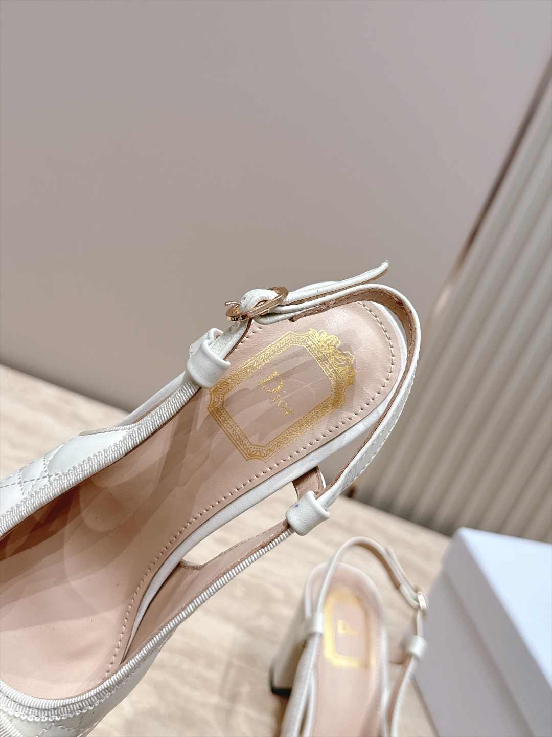 Dior 迪奥 26ss早秋系列 新款织带珍珠蝴蝶结中跟单鞋凉鞋 以品牌经典标志性的字母织带装饰打造,搭配同色系的皮质鞋 Dior 迪奥 26ss早秋系列 新款织带珍珠蝴蝶结中跟单鞋凉鞋 以品牌经典标志性的字母织带装饰打造,搭配同色系的皮质鞋