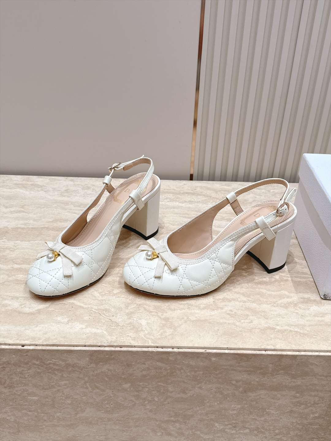 Dior 迪奥 26ss早秋系列 新款织带珍珠蝴蝶结中跟单鞋凉鞋 以品牌经典标志性的字母织带装饰打造，搭配同色系的皮质鞋