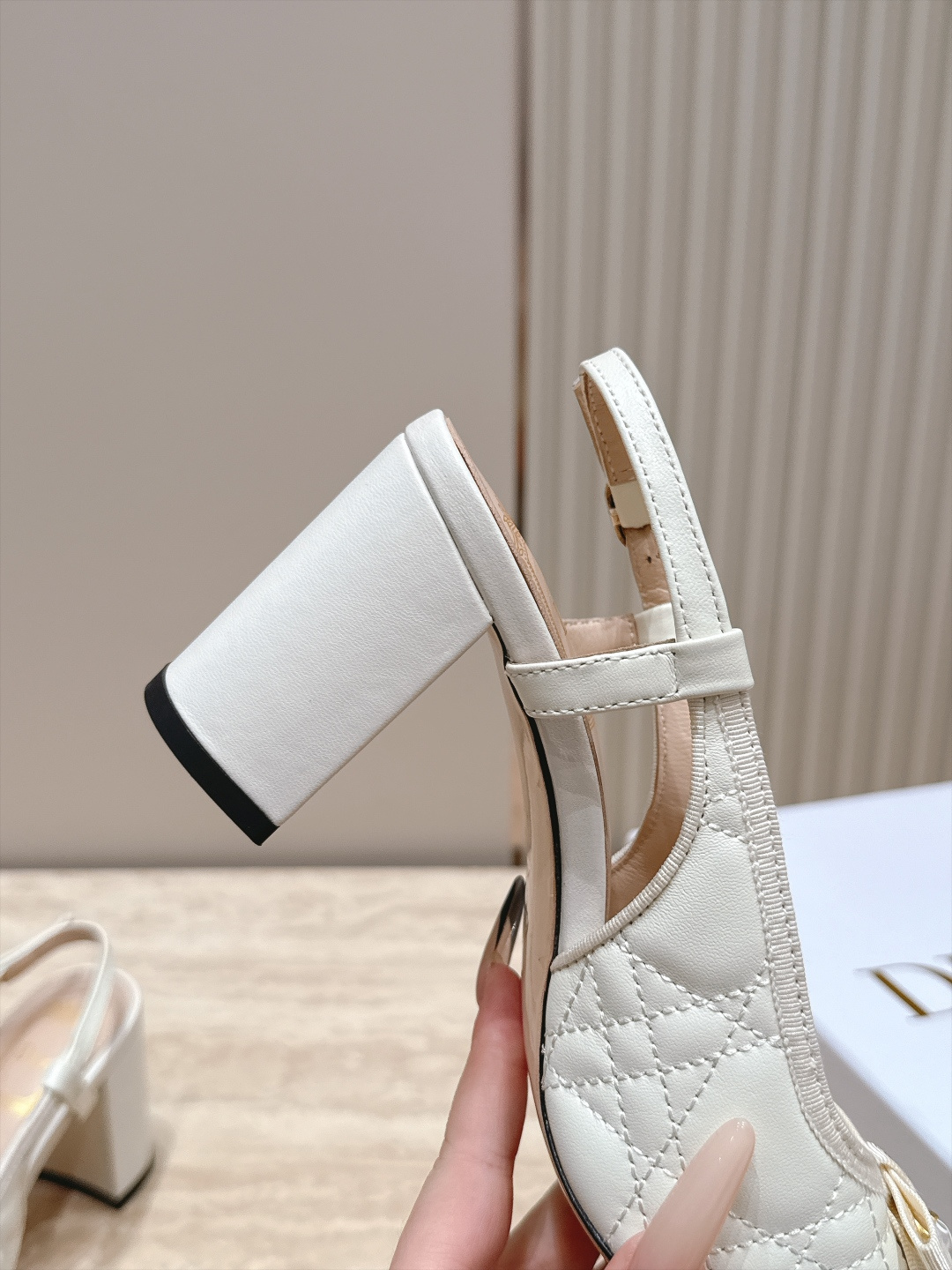 Dior 迪奥 26ss早秋系列 新款织带珍珠蝴蝶结中跟单鞋凉鞋 以品牌经典标志性的字母织带装饰打造,搭配同色系的皮质鞋 Dior 迪奥 26ss早秋系列 新款织带珍珠蝴蝶结中跟单鞋凉鞋 以品牌经典标志性的字母织带装饰打造,搭配同色系的皮质鞋