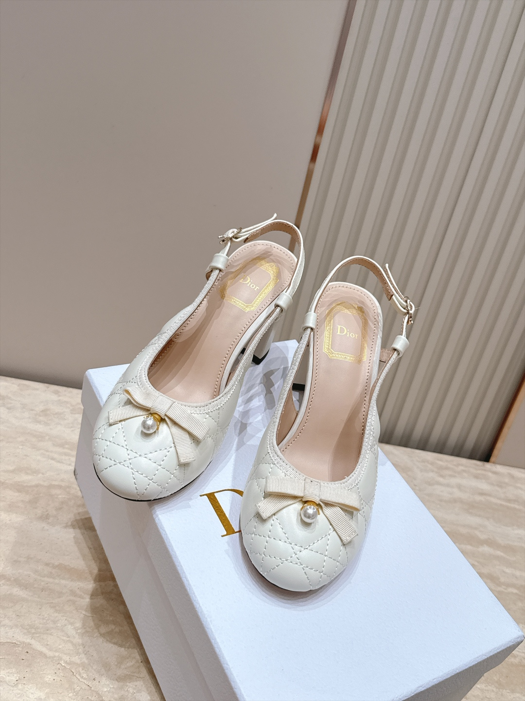 Dior 迪奥 26ss早秋系列 新款织带珍珠蝴蝶结中跟单鞋凉鞋 以品牌经典标志性的字母织带装饰打造,搭配同色系的皮质鞋 Dior 迪奥 26ss早秋系列 新款织带珍珠蝴蝶结中跟单鞋凉鞋 以品牌经典标志性的字母织带装饰打造,搭配同色系的皮质鞋