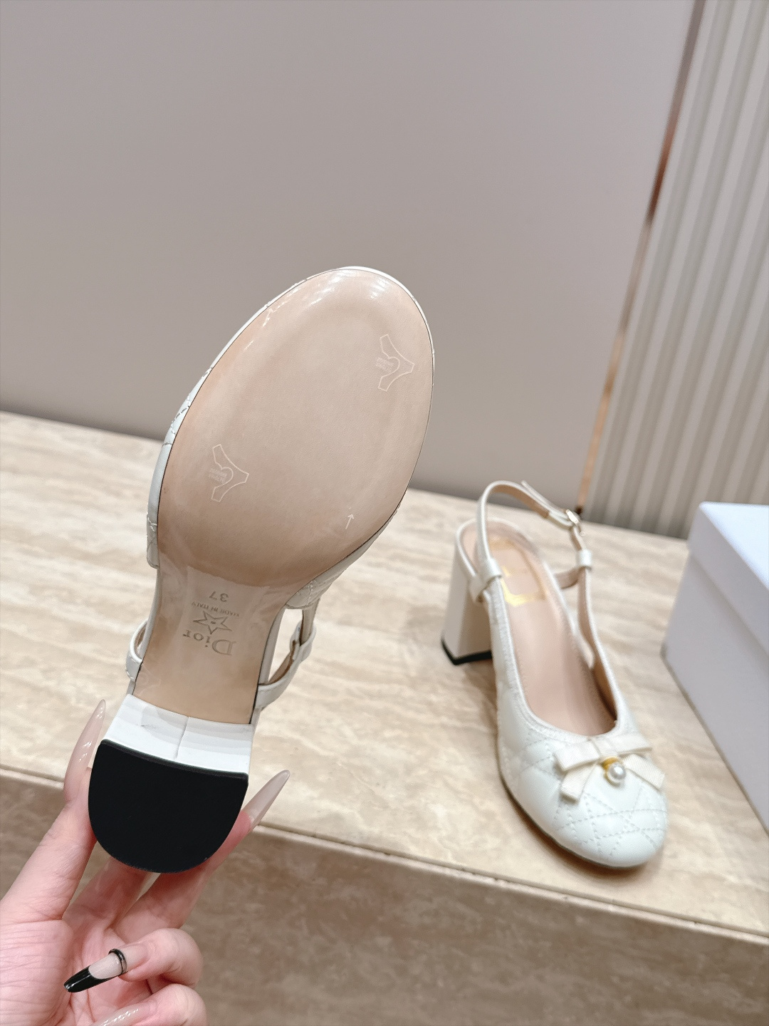 Dior 迪奥 26ss早秋系列 新款织带珍珠蝴蝶结中跟单鞋凉鞋 以品牌经典标志性的字母织带装饰打造,搭配同色系的皮质鞋 Dior 迪奥 26ss早秋系列 新款织带珍珠蝴蝶结中跟单鞋凉鞋 以品牌经典标志性的字母织带装饰打造,搭配同色系的皮质鞋