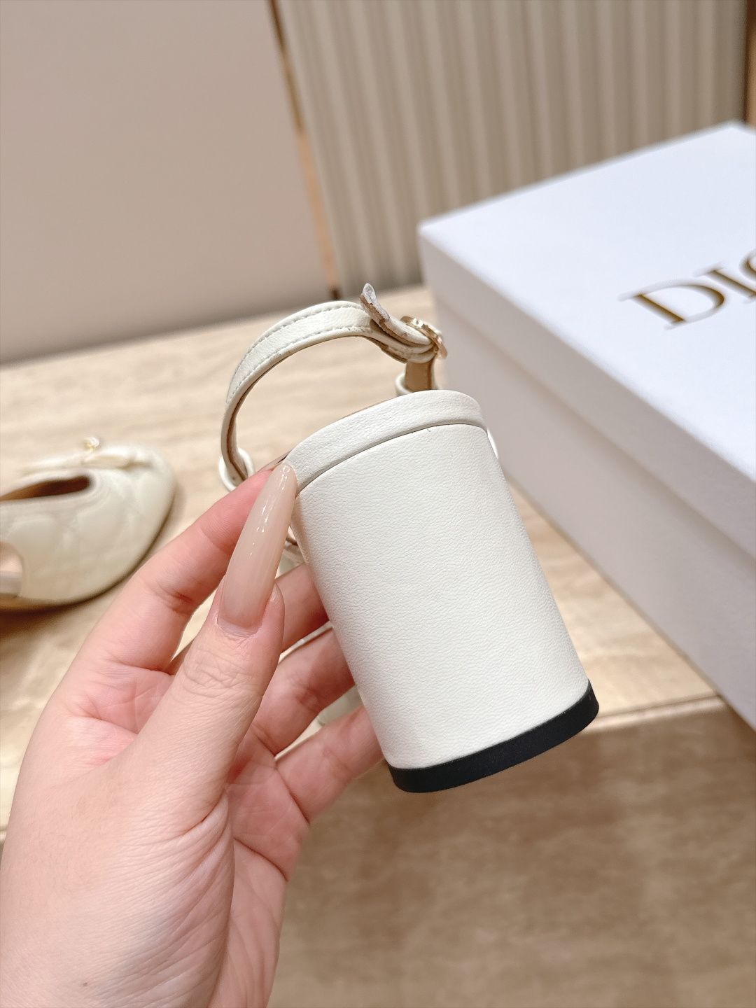 Dior 迪奥 26ss早秋系列 新款织带珍珠蝴蝶结中跟单鞋凉鞋 以品牌经典标志性的字母织带装饰打造,搭配同色系的皮质鞋 Dior 迪奥 26ss早秋系列 新款织带珍珠蝴蝶结中跟单鞋凉鞋 以品牌经典标志性的字母织带装饰打造,搭配同色系的皮质鞋