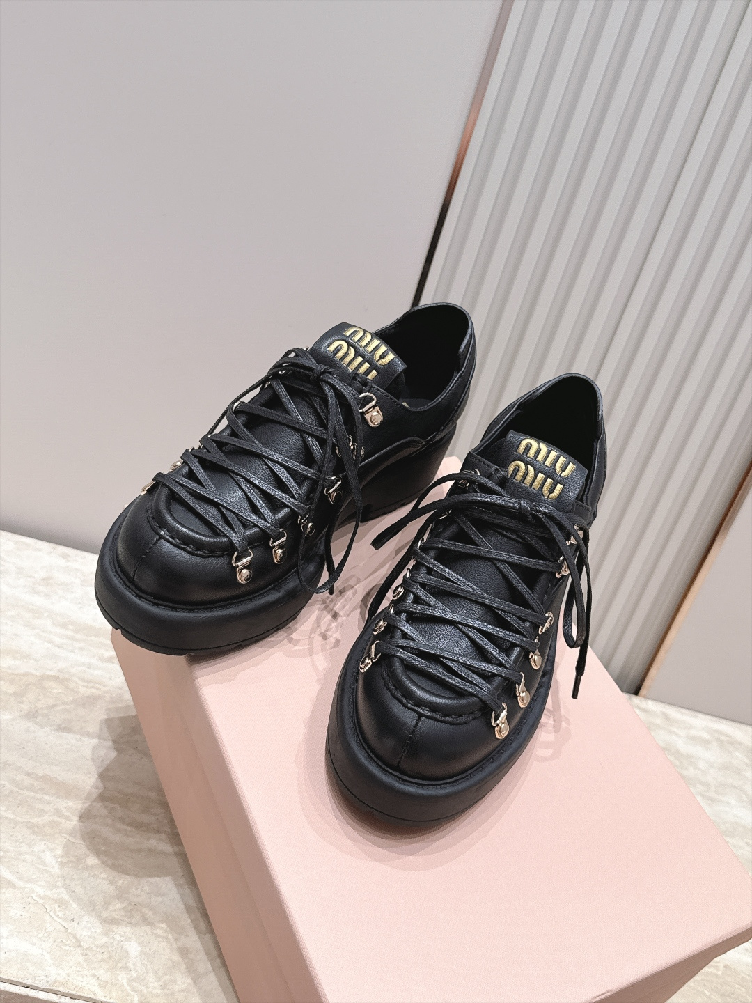 miumiu 2026vs早秋复古松糕系带厚底休闲单鞋乐福鞋…学院风 复古松糕厚底 穿上（增高）休闲两不失误 又帅又酷 