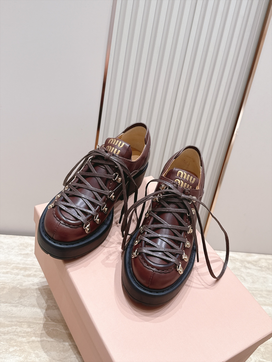 miumiu 2026vs早秋复古松糕系带厚底休闲单鞋乐福鞋…学院风 复古松糕厚底 穿上（增高）休闲两不失误 又帅又酷 