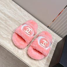 Chanel 香奈儿 新款毛毛拖鞋! 这款毛拖真的是真太可爱了~豹里豹气的 柔软蓬松的毛毛,舒服暖脚! 增高显腿长! 秋 Chanel 香奈儿 新款毛毛拖鞋! 这款毛拖真的是真太可爱了~豹里豹气的 柔软蓬松的毛毛,舒服暖脚! 增高显腿长! 秋