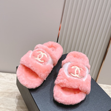 Chanel 香奈儿 新款毛毛拖鞋! 这款毛拖真的是真太可爱了~豹里豹气的 柔软蓬松的毛毛,舒服暖脚! 增高显腿长! 秋 Chanel 香奈儿 新款毛毛拖鞋! 这款毛拖真的是真太可爱了~豹里豹气的 柔软蓬松的毛毛,舒服暖脚! 增高显腿长! 秋