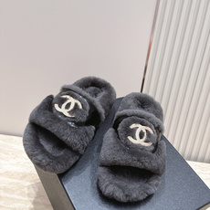 Chanel 香奈儿 新款毛毛拖鞋! 这款毛拖真的是真太可爱了~豹里豹气的 柔软蓬松的毛毛,舒服暖脚! 增高显腿长! 秋 Chanel 香奈儿 新款毛毛拖鞋! 这款毛拖真的是真太可爱了~豹里豹气的 柔软蓬松的毛毛,舒服暖脚! 增高显腿长! 秋