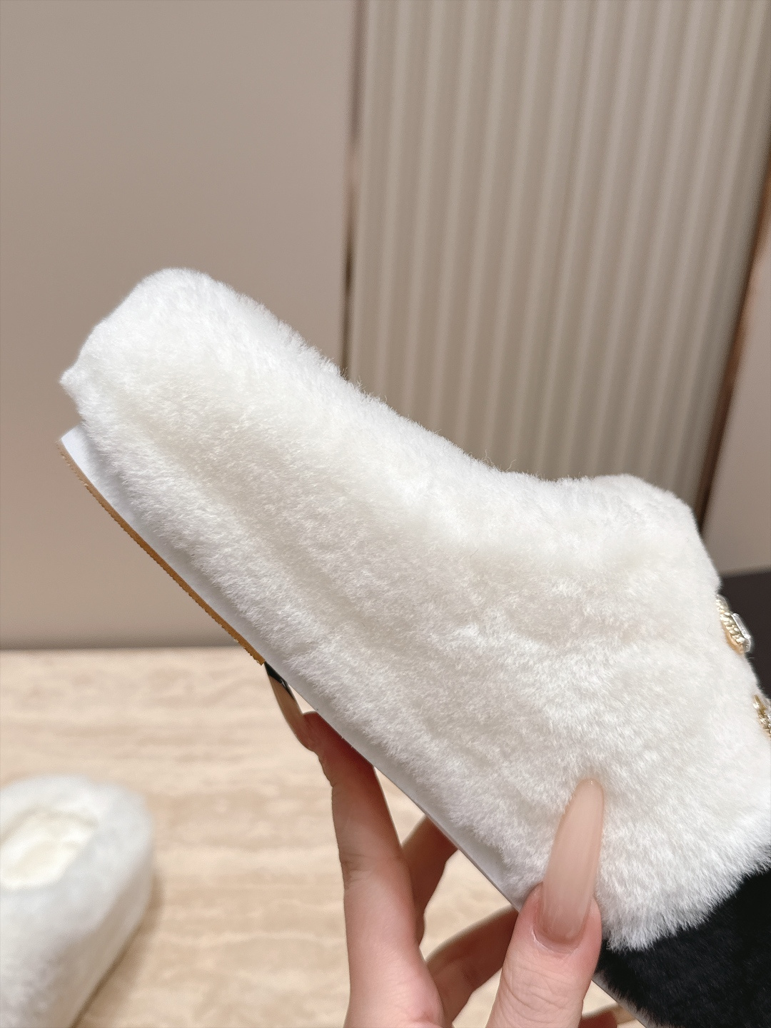 Chanel 香奈儿 新款包头毛毛拖鞋！ 这款毛拖真的是真太可爱了～豹里豹气的 柔软蓬松的毛毛，舒服暖脚! 增高显腿长!