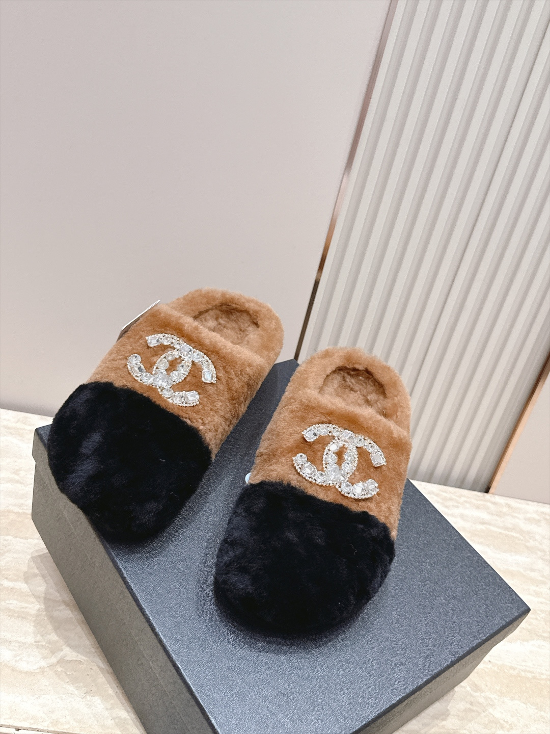 Chanel 香奈儿 新款包头毛毛拖鞋! 这款毛拖真的是真太可爱了~豹里豹气的 柔软蓬松的毛毛,舒服暖脚! 增高显腿长! Chanel 香奈儿 新款包头毛毛拖鞋! 这款毛拖真的是真太可爱了~豹里豹气的 柔软蓬松的毛毛,舒服暖脚! 增高显腿长!