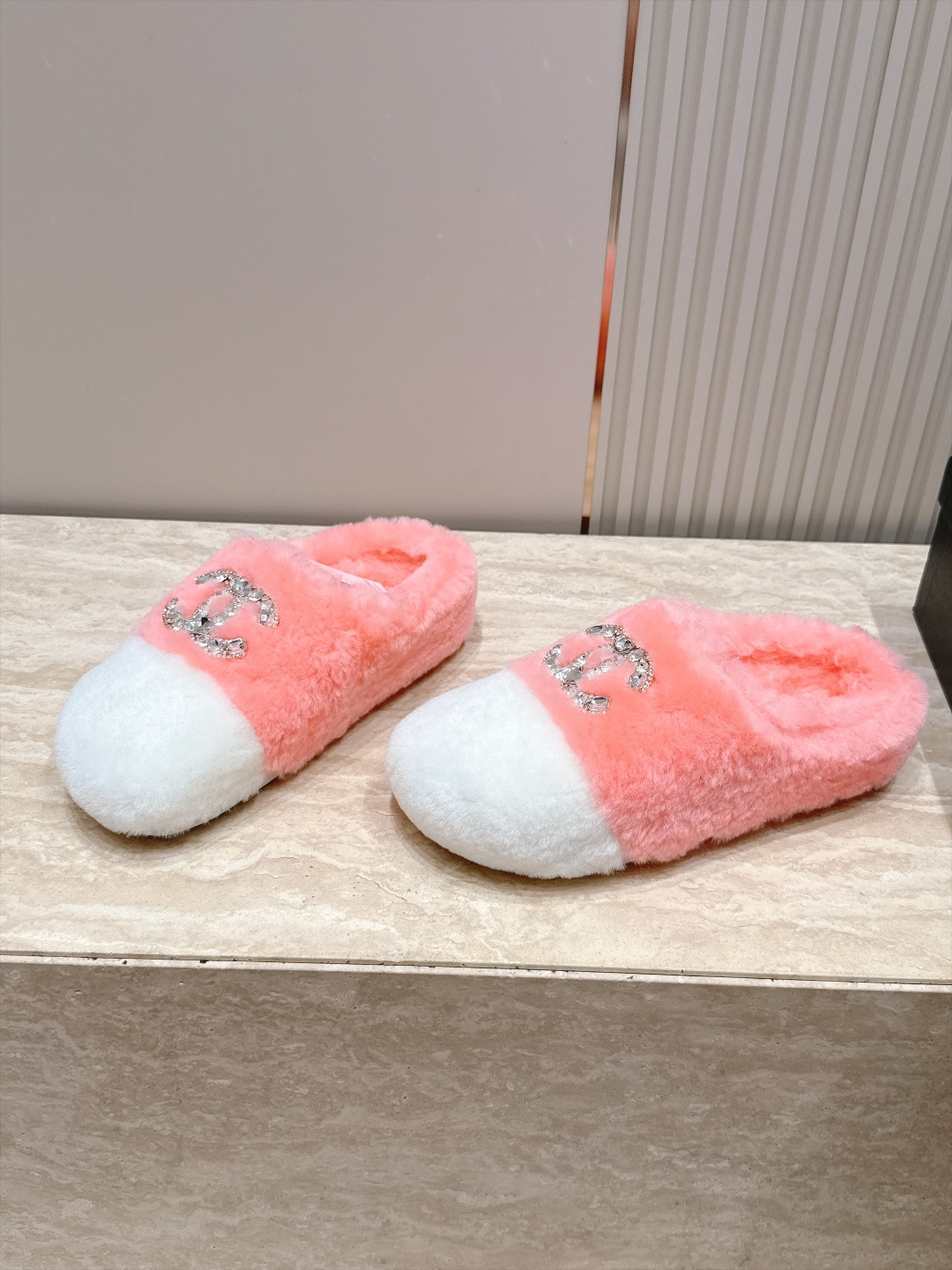 Chanel 香奈儿 新款包头毛毛拖鞋! 这款毛拖真的是真太可爱了~豹里豹气的 柔软蓬松的毛毛,舒服暖脚! 增高显腿长! Chanel 香奈儿 新款包头毛毛拖鞋! 这款毛拖真的是真太可爱了~豹里豹气的 柔软蓬松的毛毛,舒服暖脚! 增高显腿长!