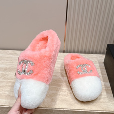Chanel 香奈儿 新款包头毛毛拖鞋! 这款毛拖真的是真太可爱了~豹里豹气的 柔软蓬松的毛毛,舒服暖脚! 增高显腿长! Chanel 香奈儿 新款包头毛毛拖鞋! 这款毛拖真的是真太可爱了~豹里豹气的 柔软蓬松的毛毛,舒服暖脚! 增高显腿长!