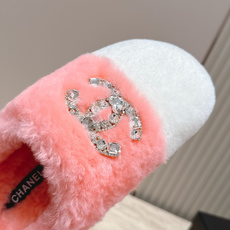 Chanel 香奈儿 新款包头毛毛拖鞋! 这款毛拖真的是真太可爱了~豹里豹气的 柔软蓬松的毛毛,舒服暖脚! 增高显腿长! Chanel 香奈儿 新款包头毛毛拖鞋! 这款毛拖真的是真太可爱了~豹里豹气的 柔软蓬松的毛毛,舒服暖脚! 增高显腿长!