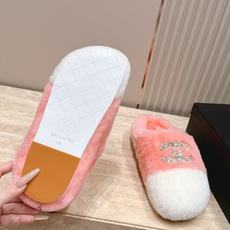 Chanel 香奈儿 新款包头毛毛拖鞋! 这款毛拖真的是真太可爱了~豹里豹气的 柔软蓬松的毛毛,舒服暖脚! 增高显腿长! Chanel 香奈儿 新款包头毛毛拖鞋! 这款毛拖真的是真太可爱了~豹里豹气的 柔软蓬松的毛毛,舒服暖脚! 增高显腿长!