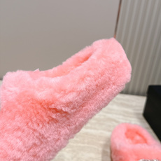 Chanel 香奈儿 新款包头毛毛拖鞋! 这款毛拖真的是真太可爱了~豹里豹气的 柔软蓬松的毛毛,舒服暖脚! 增高显腿长! Chanel 香奈儿 新款包头毛毛拖鞋! 这款毛拖真的是真太可爱了~豹里豹气的 柔软蓬松的毛毛,舒服暖脚! 增高显腿长!