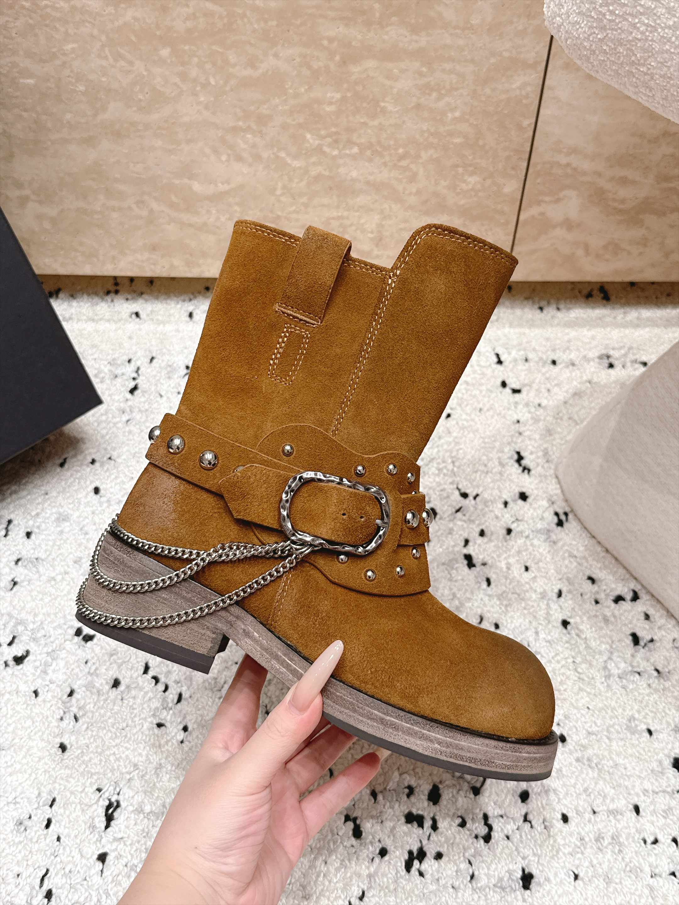 顶级版本 ANN DEMEULEMEESTER 26/早秋新款链条短靴 自带酷飒复古机车氛围感,圆头靴型搭配多道铆钉绑 顶级版本 ANN DEMEULEMEESTER 26/早秋新款链条短靴 自带酷飒复古机车氛围感,圆头靴型搭配多道铆钉绑