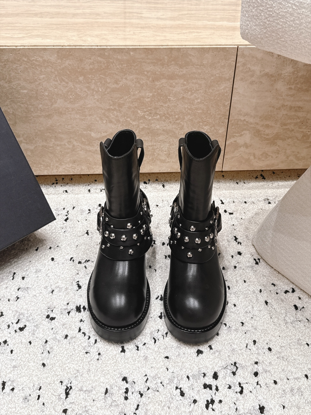 顶级版本  ANN DEMEULEMEESTER 26/早秋新款链条短靴 自带酷飒复古机车氛围感，圆头靴型搭配多道铆钉绑