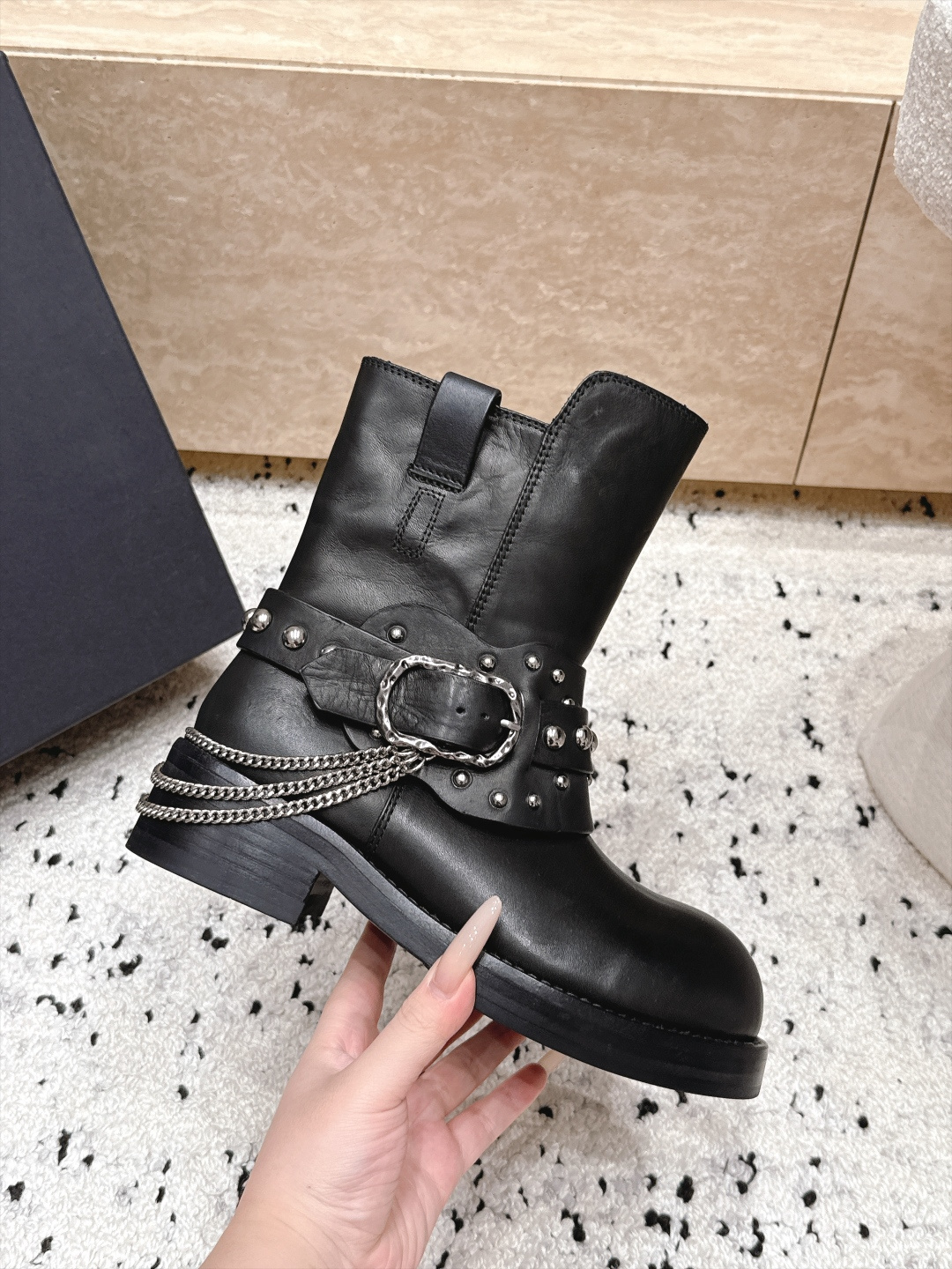 顶级版本  ANN DEMEULEMEESTER 26/早秋新款链条短靴 自带酷飒复古机车氛围感，圆头靴型搭配多道铆钉绑