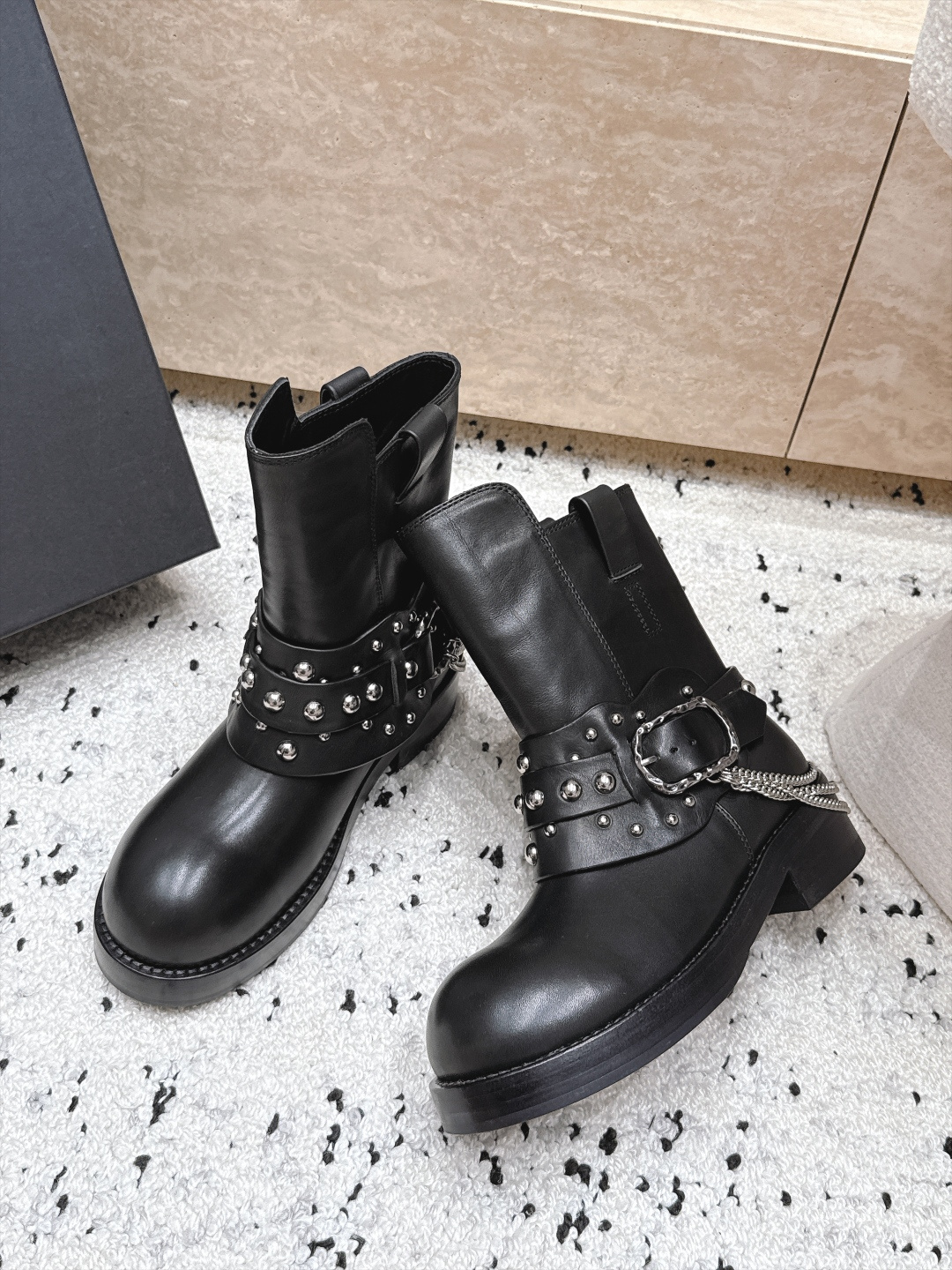 顶级版本  ANN DEMEULEMEESTER 26/早秋新款链条短靴 自带酷飒复古机车氛围感，圆头靴型搭配多道铆钉绑