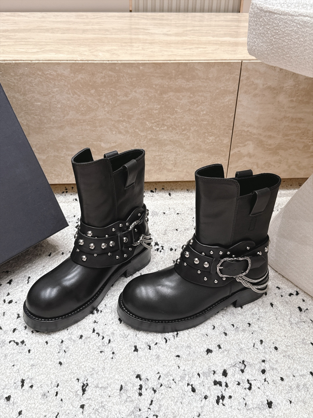 顶级版本  ANN DEMEULEMEESTER 26/早秋新款链条短靴 自带酷飒复古机车氛围感，圆头靴型搭配多道铆钉绑