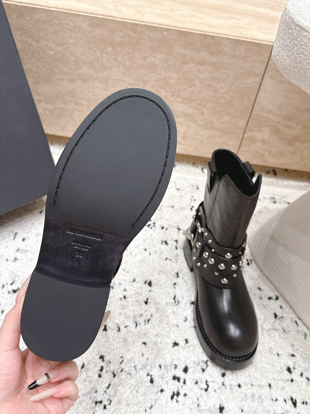 顶级版本  ANN DEMEULEMEESTER 26/早秋新款链条短靴 自带酷飒复古机车氛围感，圆头靴型搭配多道铆钉绑