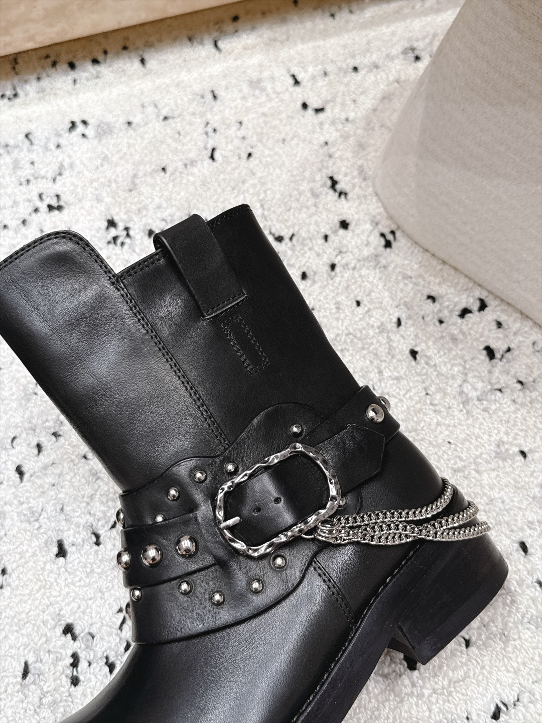 顶级版本  ANN DEMEULEMEESTER 26/早秋新款链条短靴 自带酷飒复古机车氛围感，圆头靴型搭配多道铆钉绑