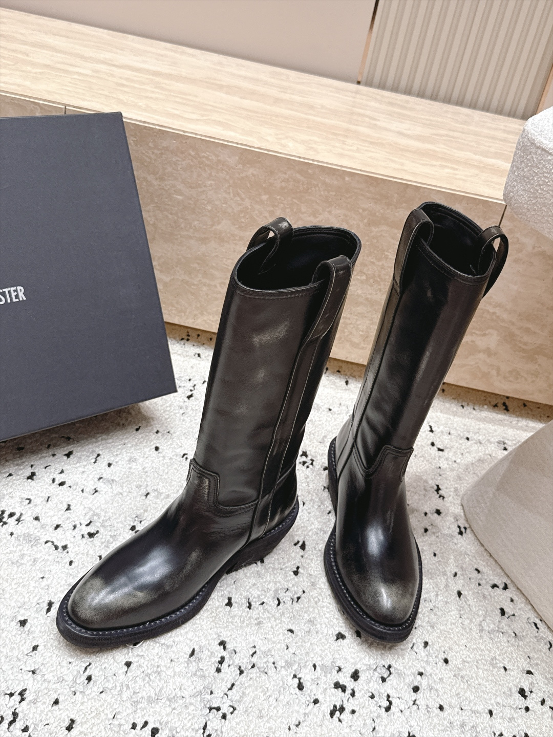 顶级版本 Ann Demeulemeester 26/秋冬新款双扣圆头骑士靴 自带复古酷飒氛围感的双扣圆头中筒机车靴, 顶级版本 Ann Demeulemeester 26/秋冬新款双扣圆头骑士靴 自带复古酷飒氛围感的双扣圆头中筒机车靴,