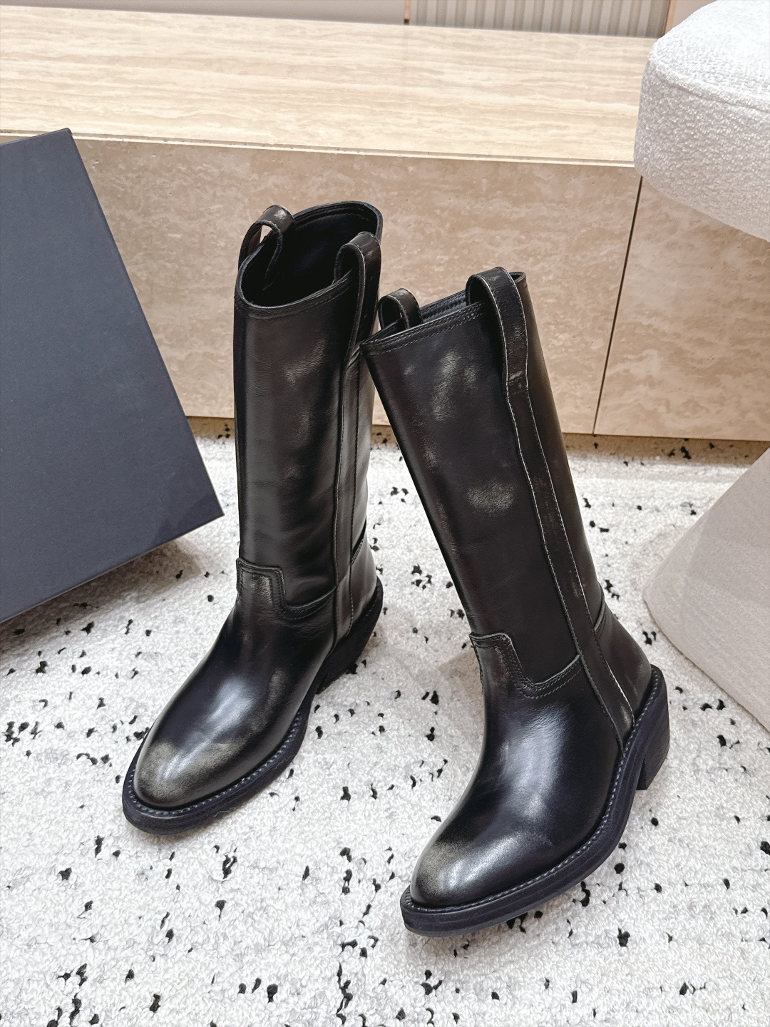顶级版本 Ann Demeulemeester 26/秋冬新款双扣圆头骑士靴 自带复古酷飒氛围感的双扣圆头中筒机车靴, 顶级版本 Ann Demeulemeester 26/秋冬新款双扣圆头骑士靴 自带复古酷飒氛围感的双扣圆头中筒机车靴,