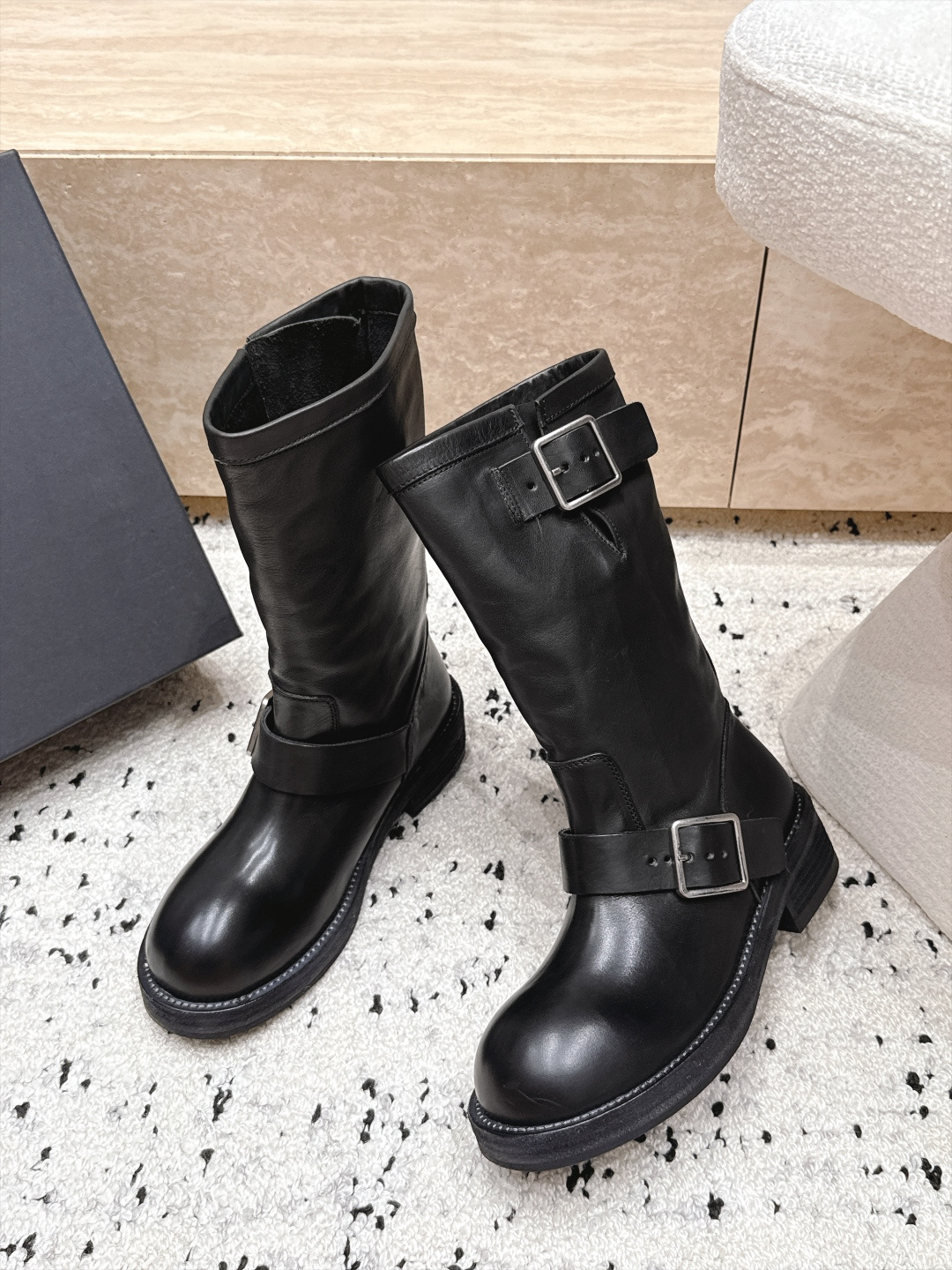 顶级版本 Ann Demeulemeester 26/秋冬新款双扣圆头骑士靴 自带复古酷飒氛围感的双扣圆头中筒机车靴, 顶级版本 Ann Demeulemeester 26/秋冬新款双扣圆头骑士靴 自带复古酷飒氛围感的双扣圆头中筒机车靴,