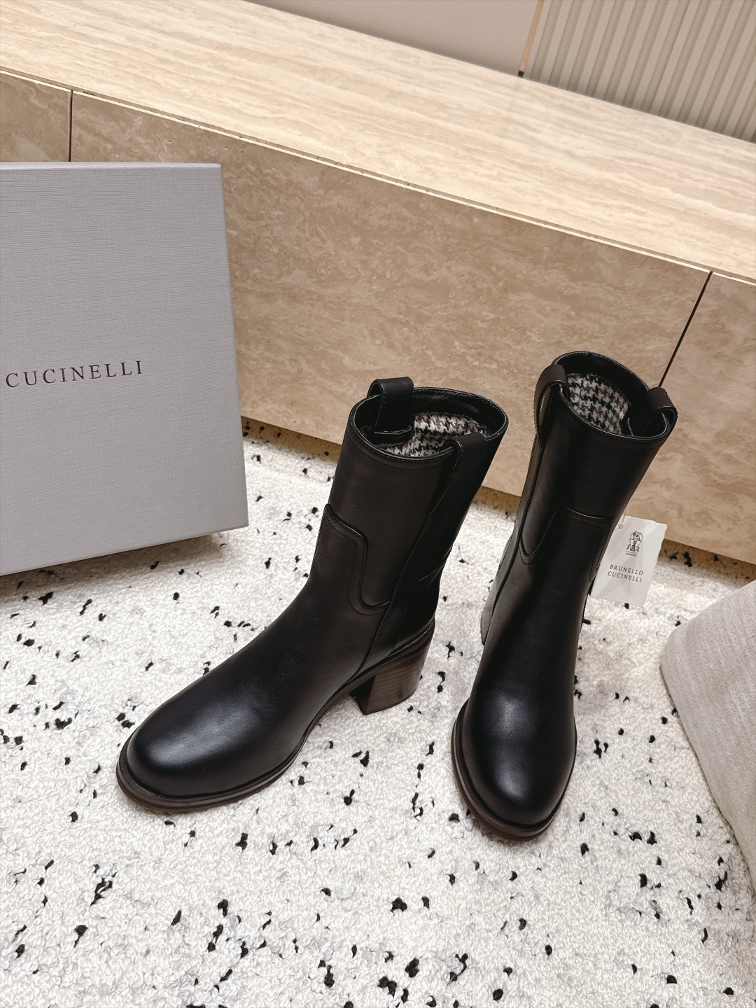 Brunello Cucinelli新款BC秋冬靴子系列 粗高跟中筒靴  BC是意大利知名品牌，极简主义风格，优雅复古又