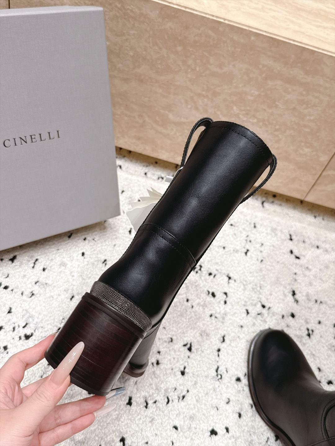 Brunello Cucinelli新款BC秋冬靴子系列 粗高跟中筒靴  BC是意大利知名品牌，极简主义风格，优雅复古又