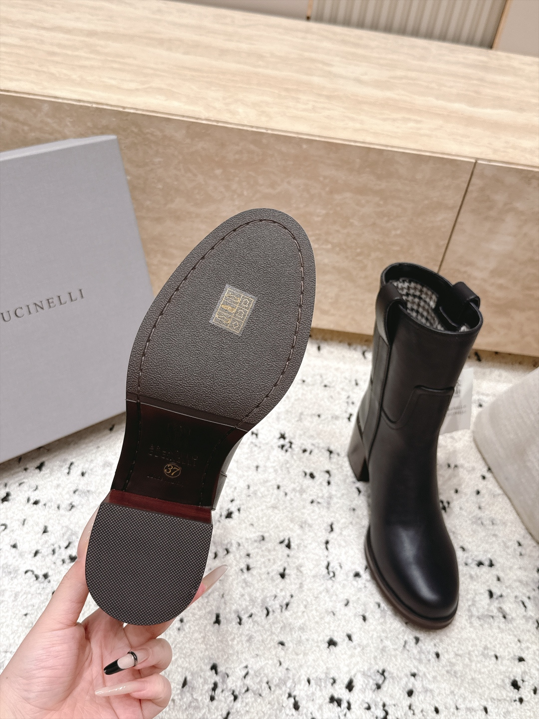 Brunello Cucinelli新款BC秋冬靴子系列 粗高跟中筒靴  BC是意大利知名品牌，极简主义风格，优雅复古又