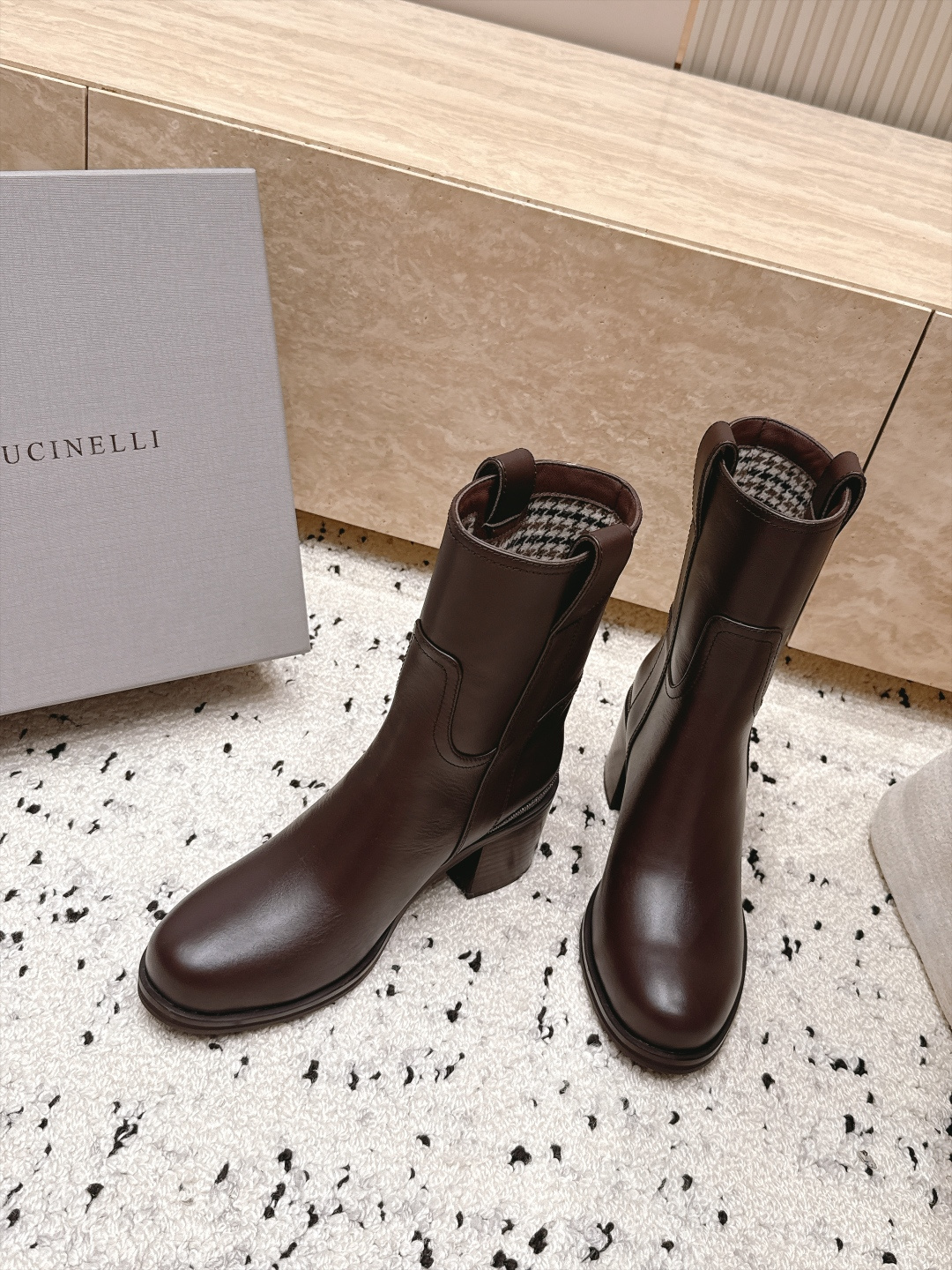 Brunello Cucinelli新款BC秋冬靴子系列 粗高跟中筒靴 BC是意大利知名品牌,极简主义风格,优雅复古又 Brunello Cucinelli新款BC秋冬靴子系列 粗高跟中筒靴 BC是意大利知名品牌,极简主义风格,优雅复古又