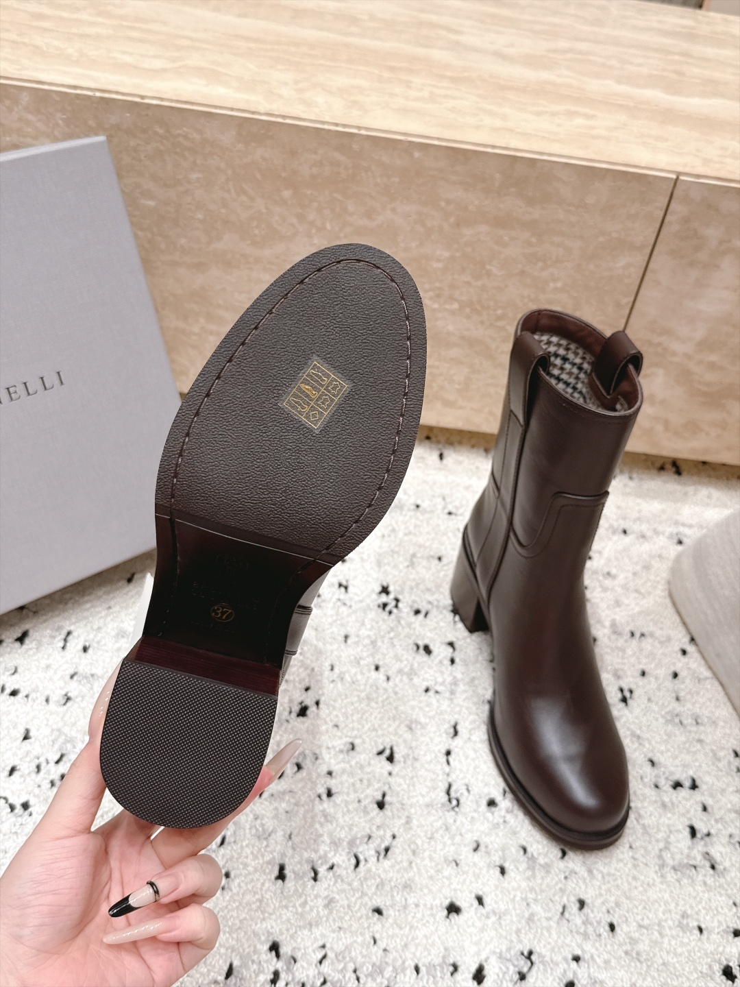 Brunello Cucinelli新款BC秋冬靴子系列 粗高跟中筒靴 BC是意大利知名品牌,极简主义风格,优雅复古又 Brunello Cucinelli新款BC秋冬靴子系列 粗高跟中筒靴 BC是意大利知名品牌,极简主义风格,优雅复古又