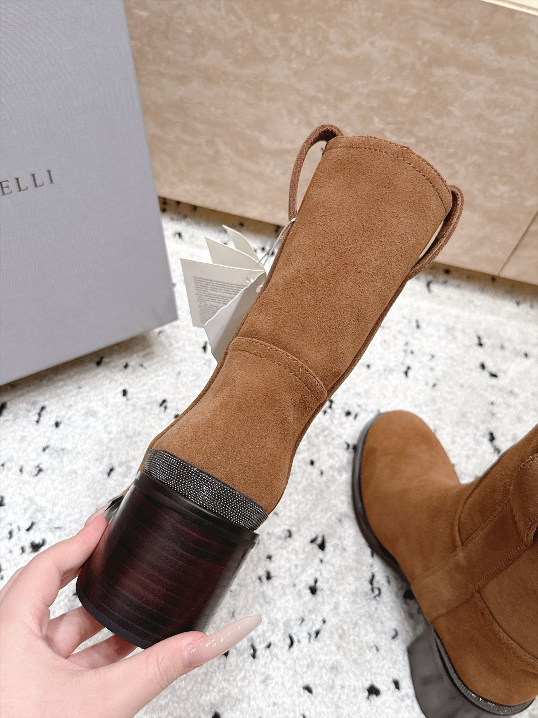 Brunello Cucinelli新款BC秋冬靴子系列 粗高跟中筒靴 BC是意大利知名品牌,极简主义风格,优雅复古又 Brunello Cucinelli新款BC秋冬靴子系列 粗高跟中筒靴 BC是意大利知名品牌,极简主义风格,优雅复古又