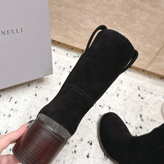 Brunello Cucinelli新款BC秋冬靴子系列 粗高跟中筒靴 BC是意大利知名品牌,极简主义风格,优雅复古又 Brunello Cucinelli新款BC秋冬靴子系列 粗高跟中筒靴 BC是意大利知名品牌,极简主义风格,优雅复古又
