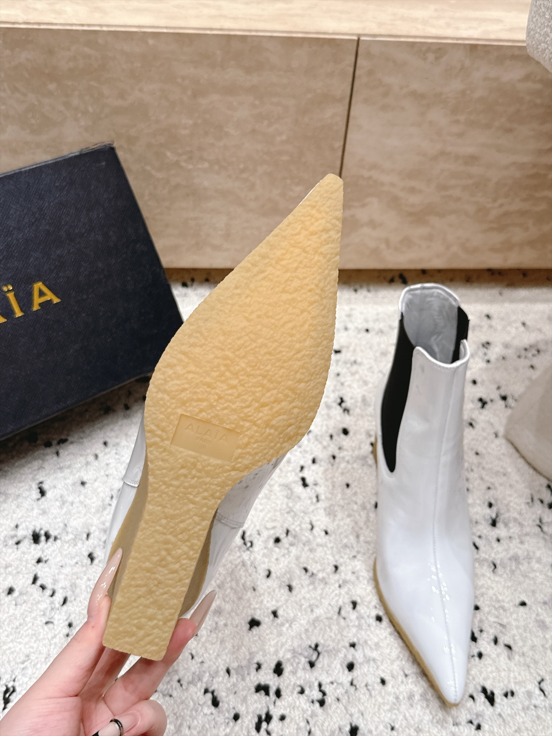 ALAIA~2026vs早秋尖头松紧坡跟短靴 一双完美取代的新型时尚短靴,配上不同款式,不同风格都能轻松驾驭,无论牛仔裤 ALAIA~2026vs早秋尖头松紧坡跟短靴 一双完美取代的新型时尚短靴,配上不同款式,不同风格都能轻松驾驭,无论牛仔裤