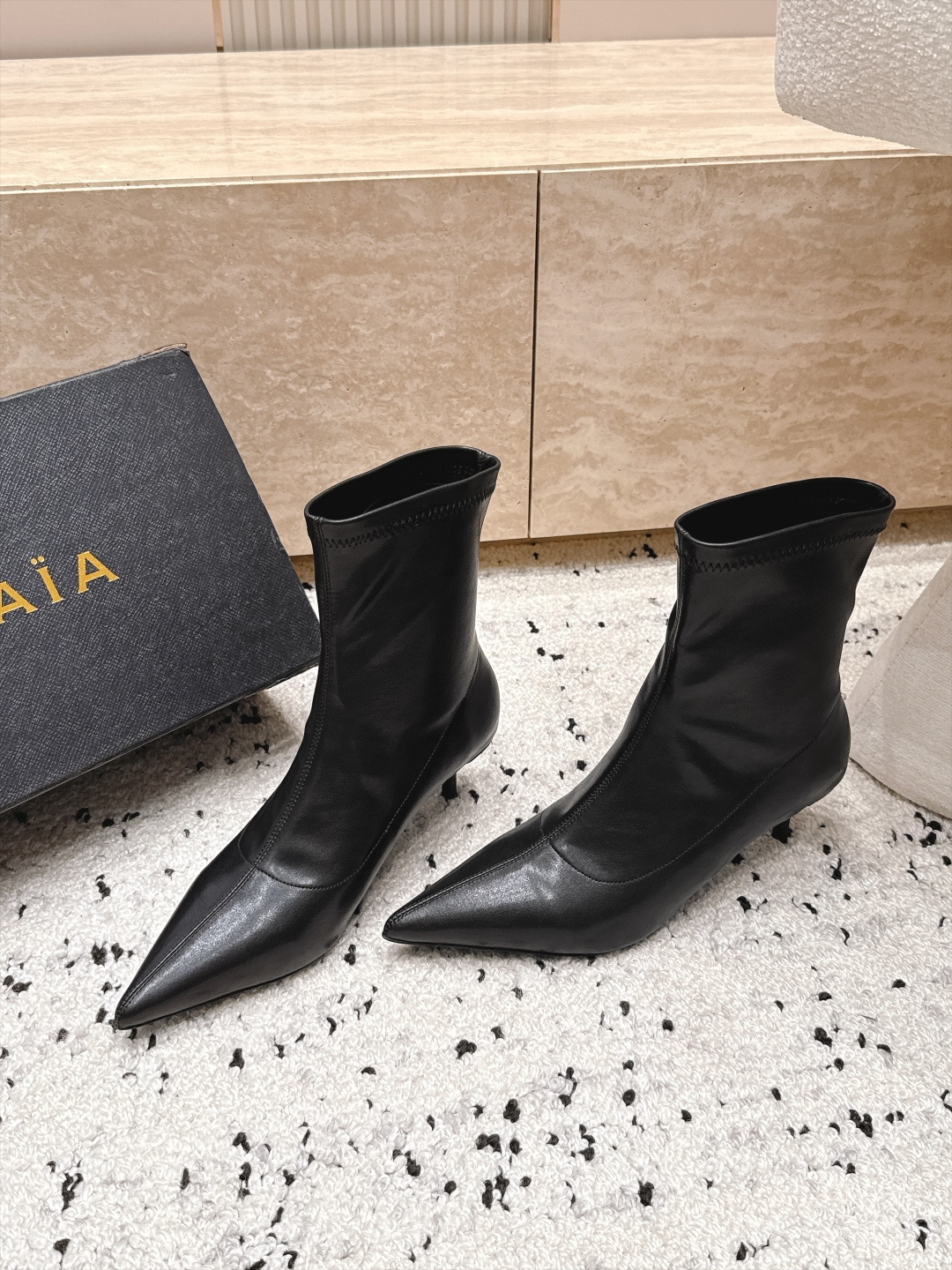 ALAIA～2026vs早秋尖头弹力短靴 一双完美取代的新型时尚短靴，配上不同款式，不同风格都能轻松驾驭，无论牛仔裤，西