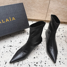 ALAIA~2026vs早秋尖头弹力短靴 一双完美取代的新型时尚短靴,配上不同款式,不同风格都能轻松驾驭,无论牛仔裤,西 ALAIA~2026vs早秋尖头弹力短靴 一双完美取代的新型时尚短靴,配上不同款式,不同风格都能轻松驾驭,无论牛仔裤,西
