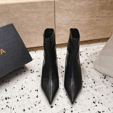 ALAIA~2026vs早秋尖头弹力短靴 一双完美取代的新型时尚短靴,配上不同款式,不同风格都能轻松驾驭,无论牛仔裤,西 ALAIA~2026vs早秋尖头弹力短靴 一双完美取代的新型时尚短靴,配上不同款式,不同风格都能轻松驾驭,无论牛仔裤,西