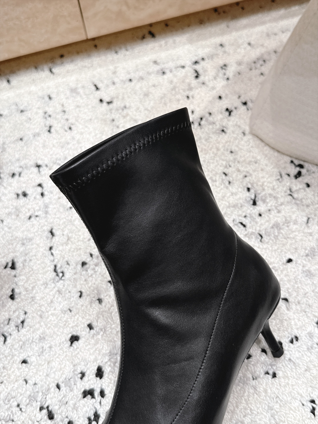 ALAIA~2026vs早秋尖头弹力短靴 一双完美取代的新型时尚短靴,配上不同款式,不同风格都能轻松驾驭,无论牛仔裤,西 ALAIA~2026vs早秋尖头弹力短靴 一双完美取代的新型时尚短靴,配上不同款式,不同风格都能轻松驾驭,无论牛仔裤,西