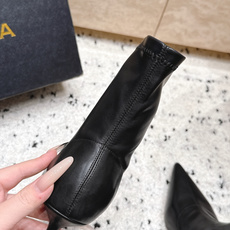 ALAIA~2026vs早秋尖头弹力短靴 一双完美取代的新型时尚短靴,配上不同款式,不同风格都能轻松驾驭,无论牛仔裤,西 ALAIA~2026vs早秋尖头弹力短靴 一双完美取代的新型时尚短靴,配上不同款式,不同风格都能轻松驾驭,无论牛仔裤,西